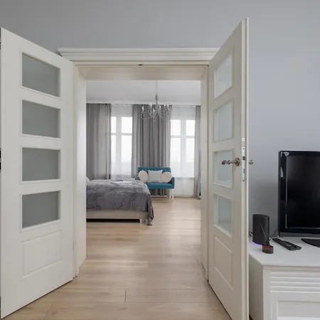 Luxury With River View And Desk For Remote Work In By Renters *