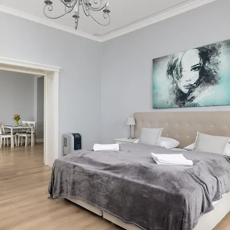 Apartament Luxury With River View And Desk For Remote Work In By Renters
