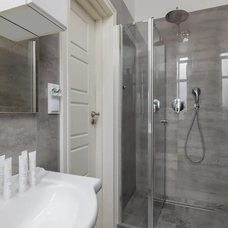 Luxury With River View And Desk For Remote Work In By Renters Apartament