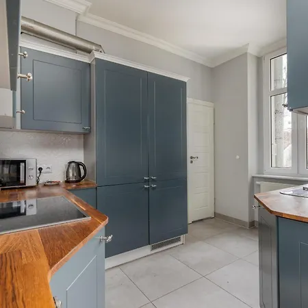 Luxury With River View And Desk For Remote Work In By Renters Apartament *