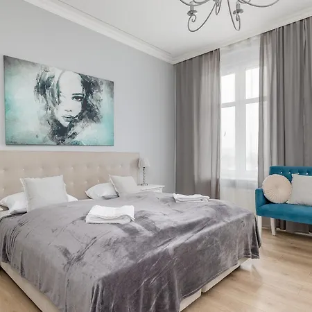 Luxury With River View And Desk For Remote Work In By Renters Apartament *